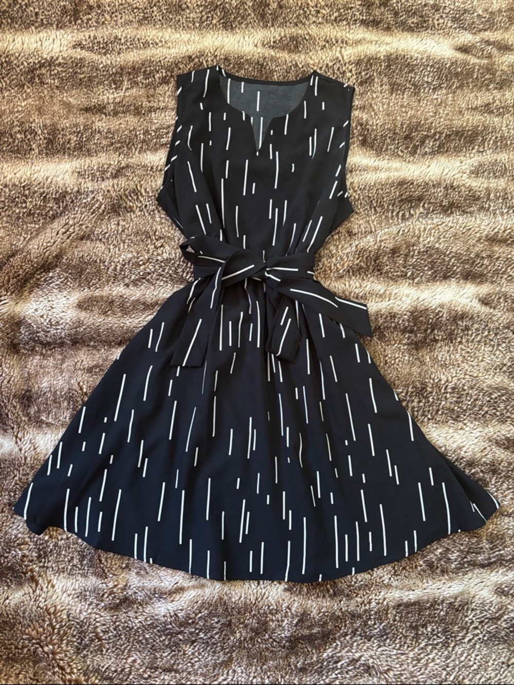SHEIN Black Sleeveless Midi Dress with White Dash Print and Waist Tie